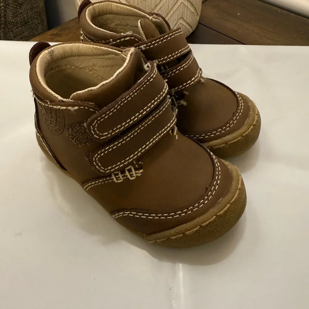 Kenneth Cole Baby Walker Shoes size 5